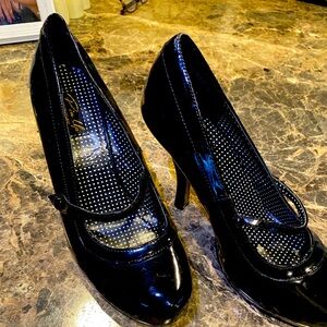 Size 10 Black patent leather pinup shoes